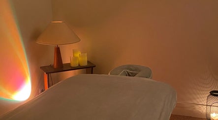 Salle de massage apaisante chez Massage Sportif Paris, Paris, Île-de-France, FR avec éclairage doux.