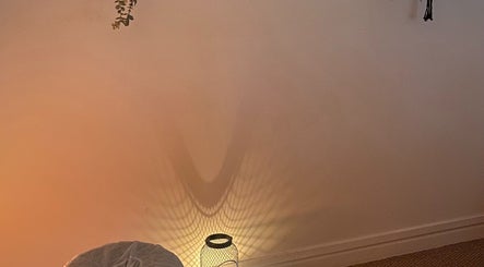 Ambiance douce avec éclairage tamisé chez Massage Sportif Paris, Paris, Île-de-France, FR.