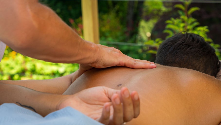 Massage apaisant au Massage Sportif Paris, Paris, Île-de-France, FR. Détente totale en plein air.
