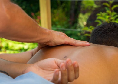 Massage apaisant au Massage Sportif Paris, Paris, Île-de-France, FR. Détente totale en plein air.