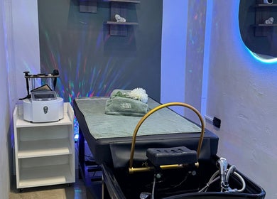 Sala de masaje en SORA Head Spa Studio® en Playas De Rosarito, Baja California, MX, con iluminación relajante.