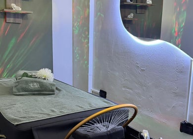Sala de tratamiento en SORA Head Spa Studio® en Playas De Rosarito, Baja California, MX. Ambiente relajante y elegante.