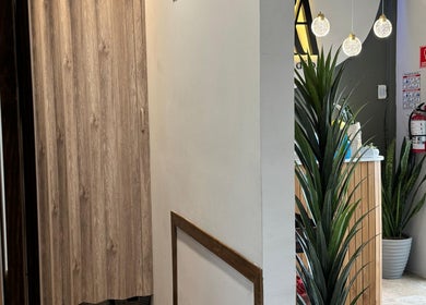 Entrada moderna de Sora Head Spa Studio® en Playas De Rosarito, Baja California, MX con diseño de madera elegante.