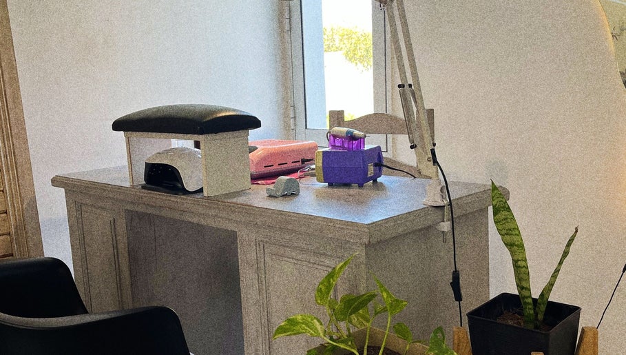 Espacio de manicura en Bárbara Kanfer, Casilda, Santa Fe, AR, con lámpara y plantas decorativas.