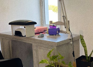 Espacio de manicura en Bárbara Kanfer, Casilda, Santa Fe, AR, con lámpara y plantas decorativas.