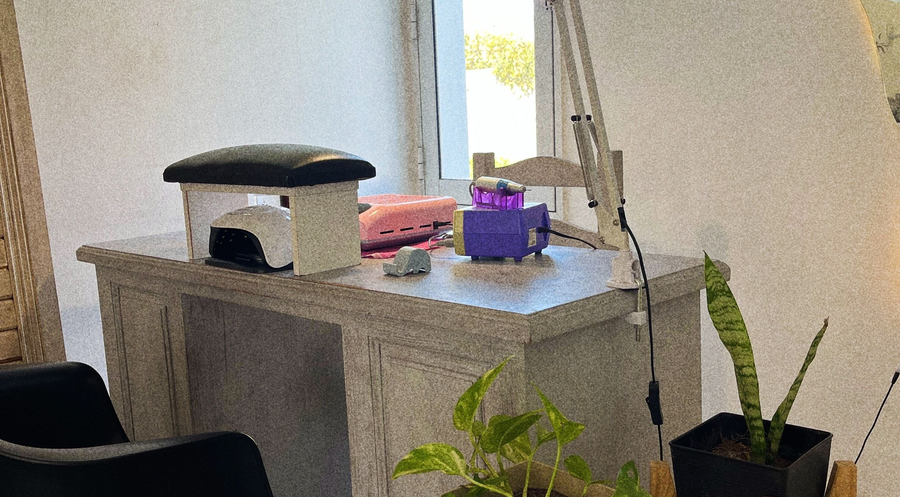 Espacio de manicura en Bárbara Kanfer, Casilda, Santa Fe, AR, con lámpara y plantas decorativas.