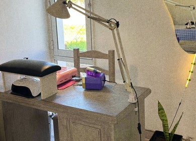 Espacio de uñas en Bárbara Kanfer en Casilda, Santa Fe, AR, con lámpara moderna y decoraciones acogedoras.