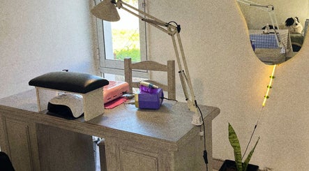 Espacio de uñas en Bárbara Kanfer en Casilda, Santa Fe, AR, con lámpara moderna y decoraciones acogedoras.