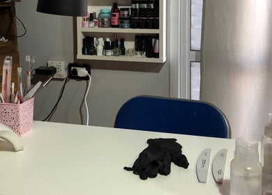 Estación de uñas organizada en Nails By Bianca, Piñeyro, Provincia De Buenos Aires, AR, destacando herramientas de manicura.