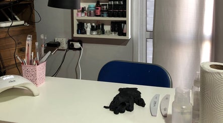 Estación de uñas organizada en Nails By Bianca, Piñeyro, Provincia De Buenos Aires, AR, destacando herramientas de manicura.