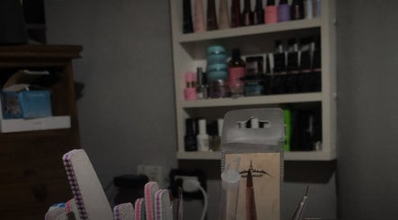 Herramientas de manicura en Nails By Bianca, Piñeyro, Provincia De Buenos Aires, AR, con estantes llenos de esmaltes.