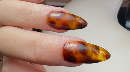 Stunning tortoiseshell nails crafted at Ellavated Nailz, Cardiff, Wales, GB. Perfect for a stylish look.