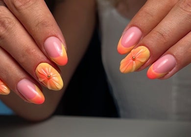 Nail art floral orange à sublimbylea, Mondeville, Normandie, FR, parfait pour un look estival.
