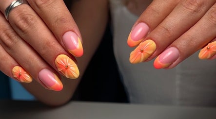 Nail art floral orange à sublimbylea, Mondeville, Normandie, FR, parfait pour un look estival.