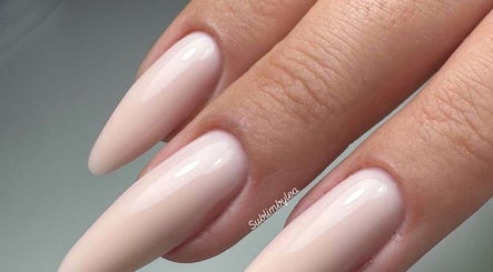 Ongles en gel nude élégants chez sublimbylea, Mondeville, Normandie, FR.