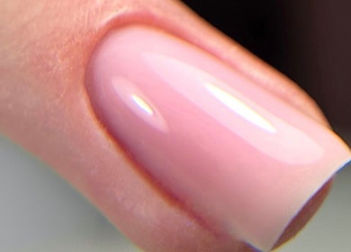 Manucure élégante à sublimbylea, Mondeville, Normandie, FR. Ongle rose brillant et soigné.