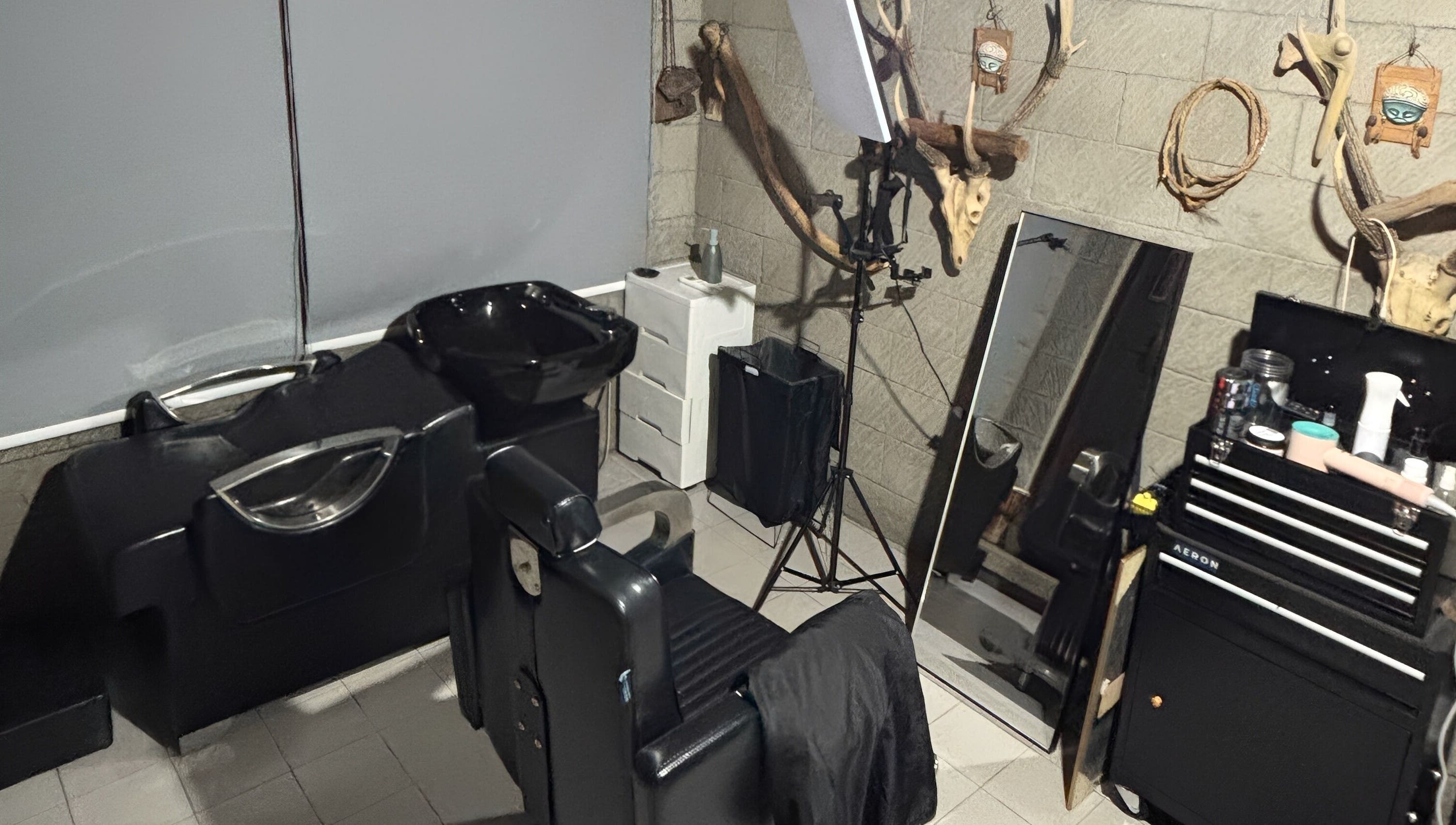 Interior salon Super.hairspace di Bali, Bali, ID dengan kursi potong rambut dan cermin besar.