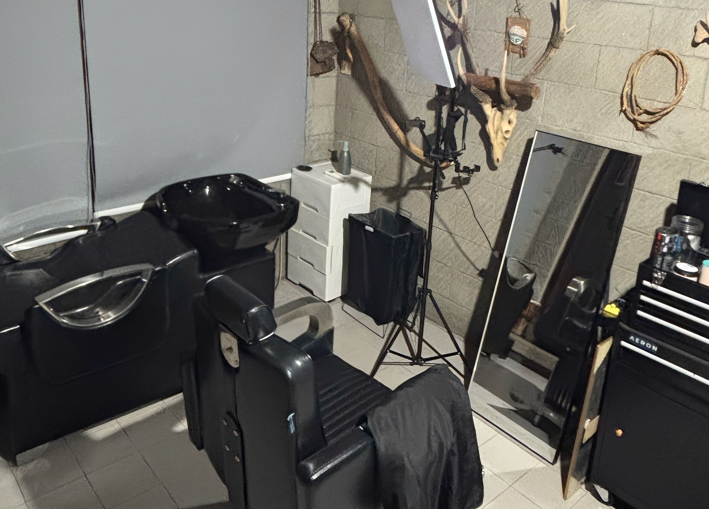 Interior salon Super.hairspace di Bali, Bali, ID dengan kursi potong rambut dan cermin besar.