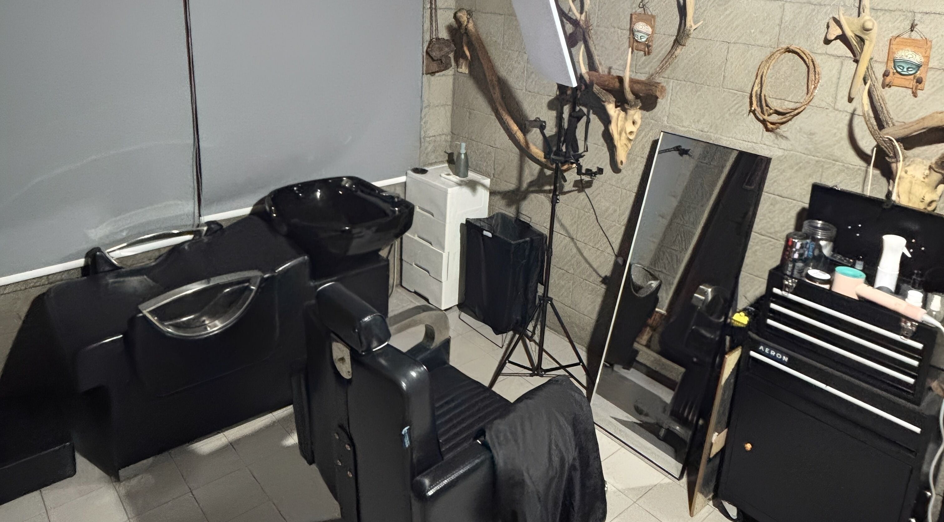 Interior salon Super.hairspace di Bali, Bali, ID dengan kursi potong rambut dan cermin besar.