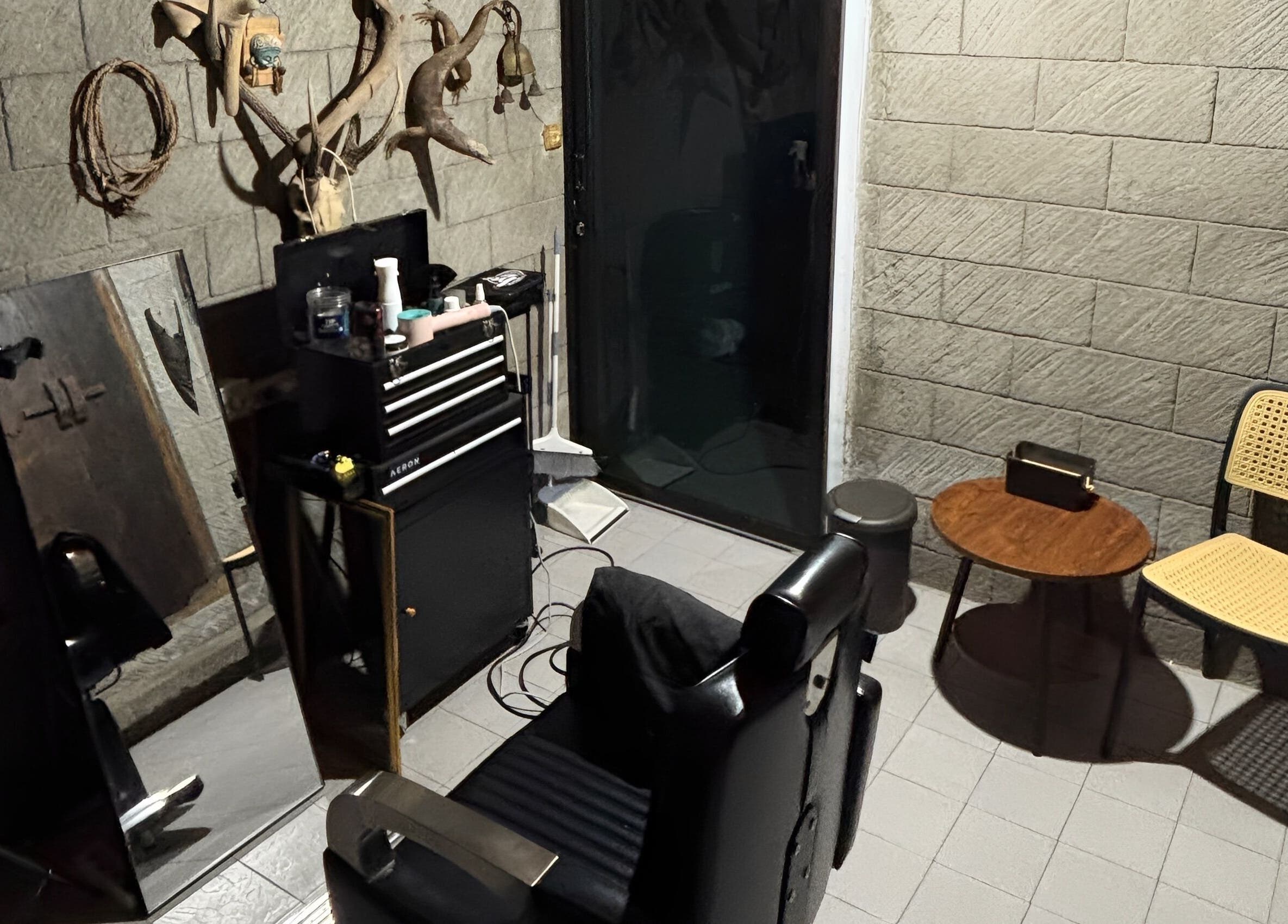 Ruang potong rambut bergaya industrial di Super.hairspace, Bali, Bali, ID dengan kursi dan dekorasi unik.