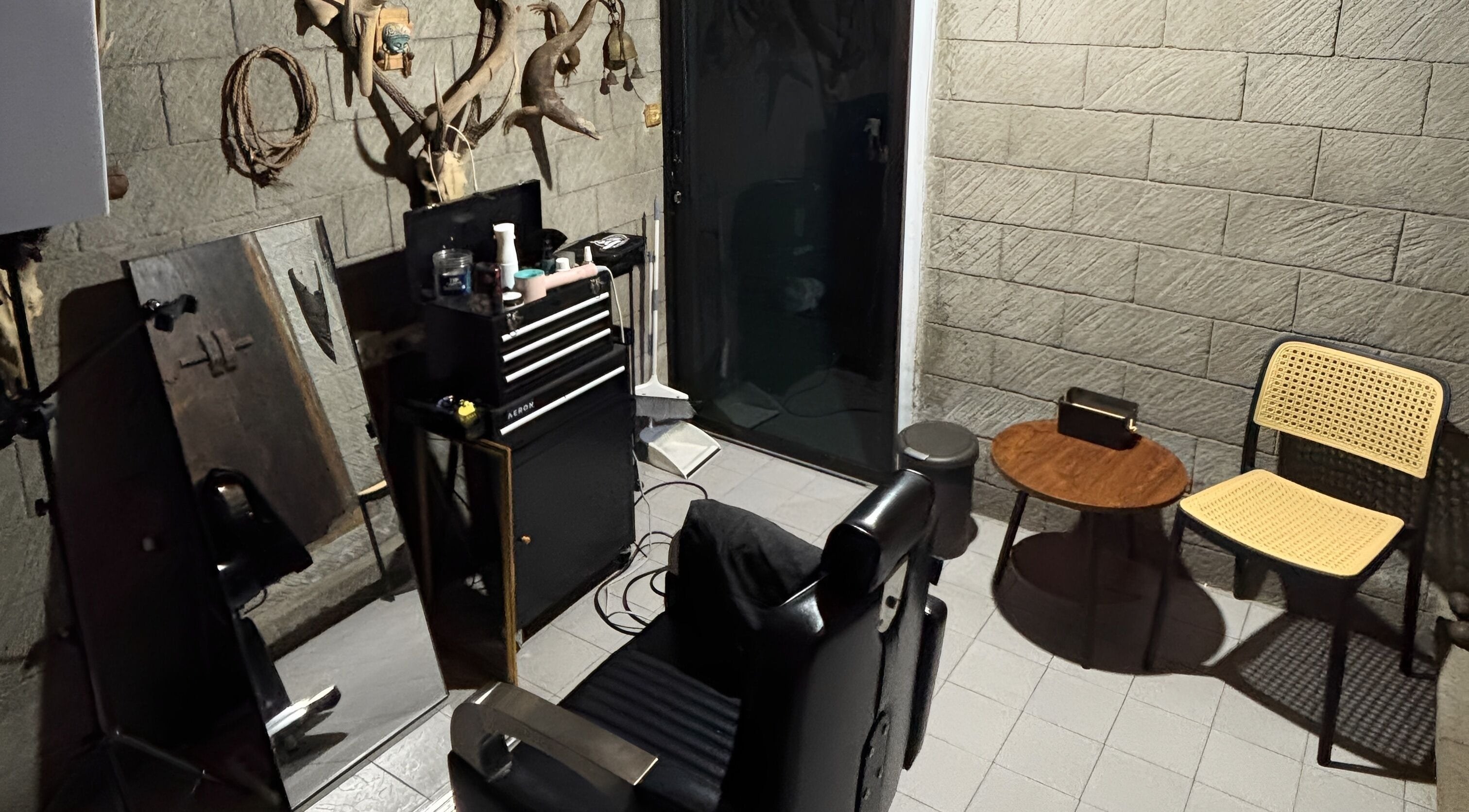 Ruang potong rambut bergaya industrial di Super.hairspace, Bali, Bali, ID dengan kursi dan dekorasi unik.