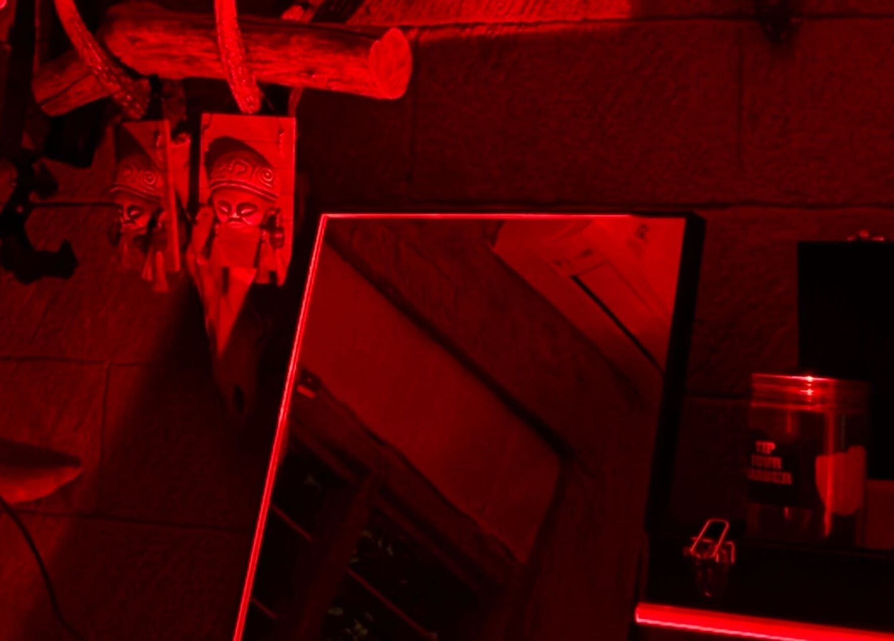 Ruang beraksen merah di Super.hairspace, Bali, Bali, ID, menciptakan suasana hangat dan artistik.