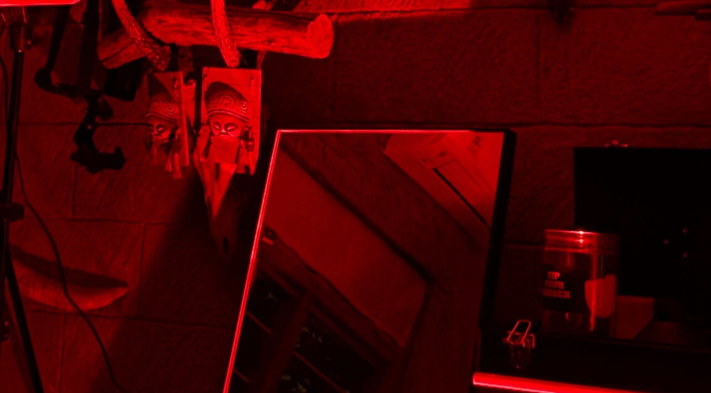 Ruang beraksen merah di Super.hairspace, Bali, Bali, ID, menciptakan suasana hangat dan artistik.