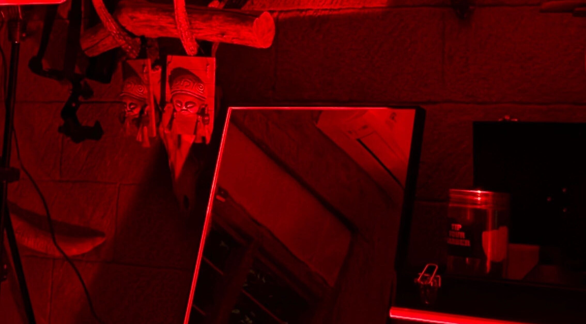 Ruang beraksen merah di Super.hairspace, Bali, Bali, ID, menciptakan suasana hangat dan artistik.