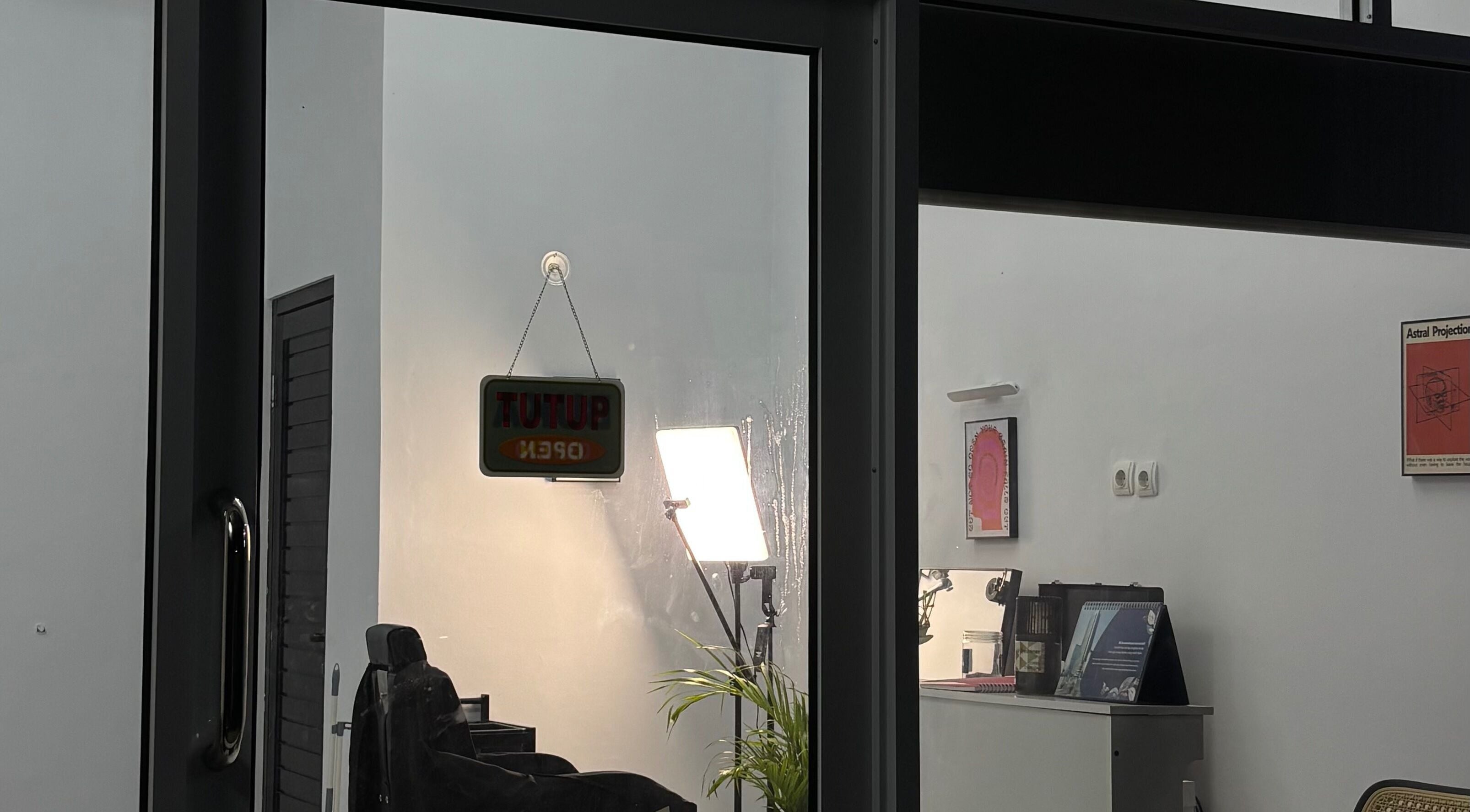 Interior Super.hairspace di Bali menampilkan kursi salon dan pencahayaan hangat.