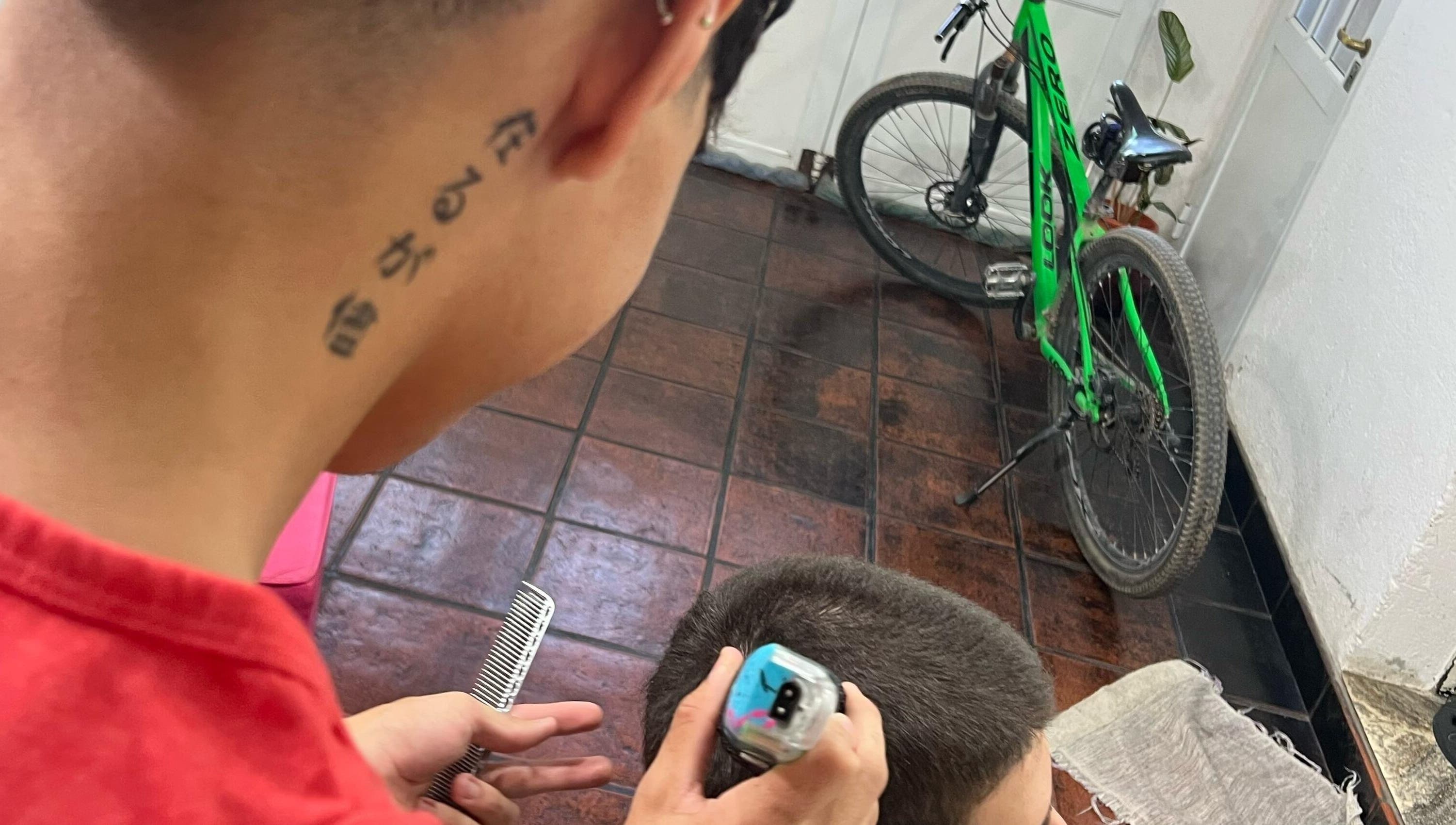 Estilista de Suru Barber en Carcaraña, Santa Fe, AR realizando un corte moderno.