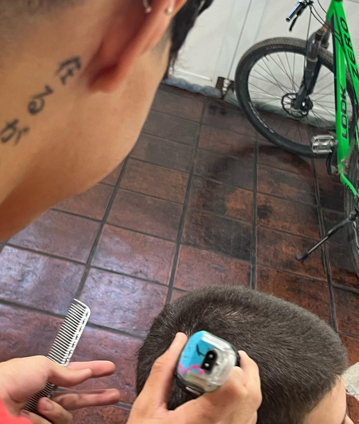 Estilista de Suru Barber en Carcaraña, Santa Fe, AR realizando un corte moderno.