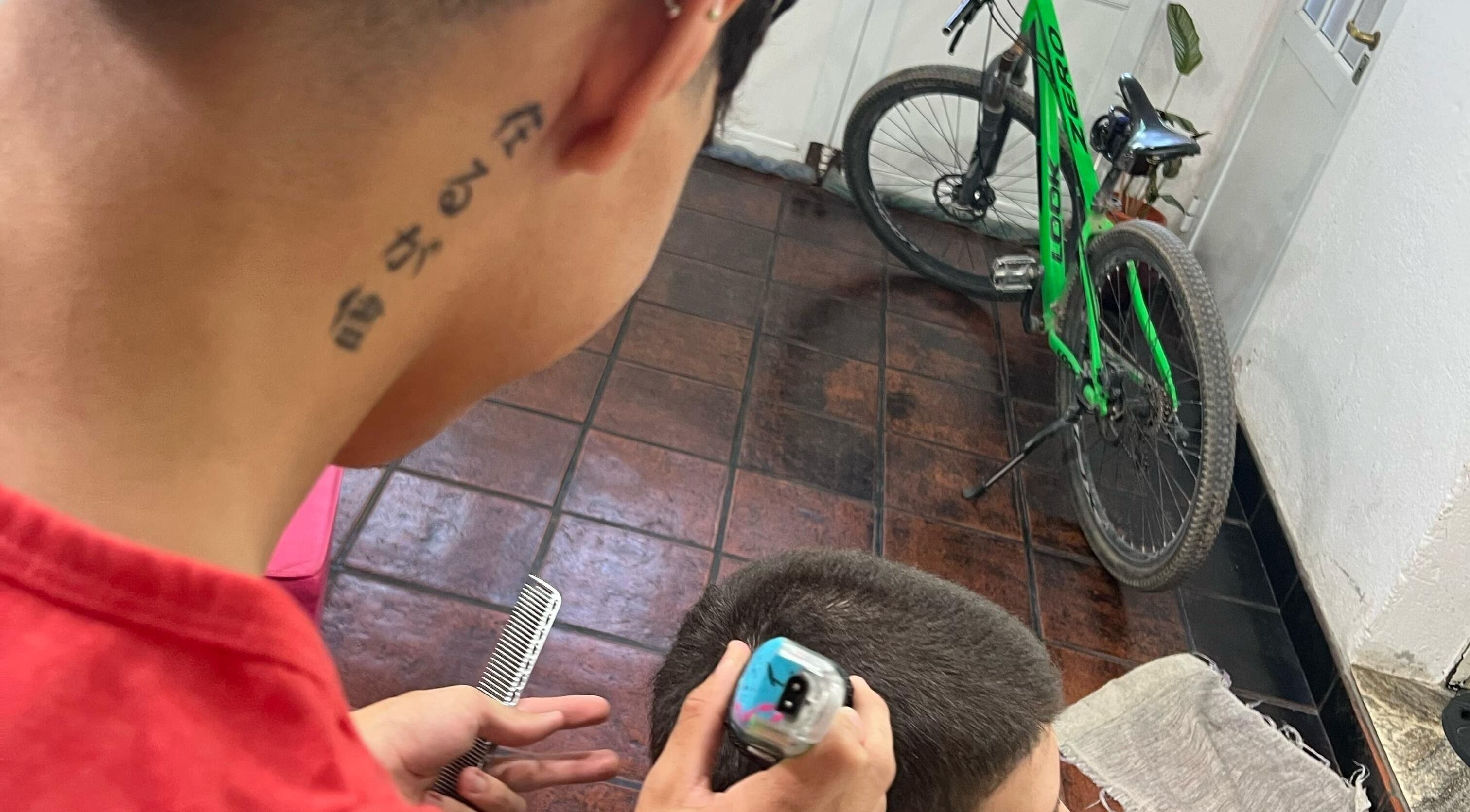 Estilista de Suru Barber en Carcaraña, Santa Fe, AR realizando un corte moderno.