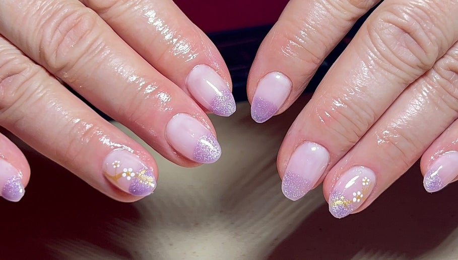 Manucure élégante avec paillettes lavande à Nazca Beauty, Montréal, Québec, CA.