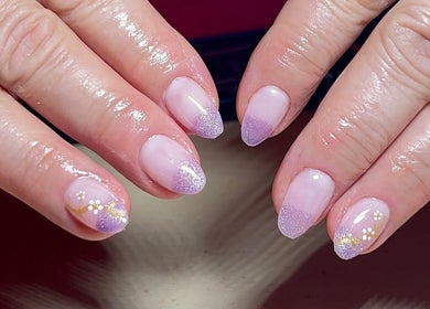 Manucure élégante avec paillettes lavande à Nazca Beauty, Montréal, Québec, CA.