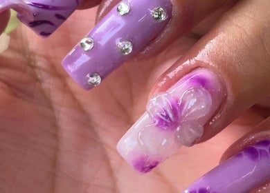 Magnifique nail art violet avec strass à Nazca Beauty, Montréal, Québec, CA.