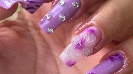 Magnifique nail art violet avec strass à Nazca Beauty, Montréal, Québec, CA.