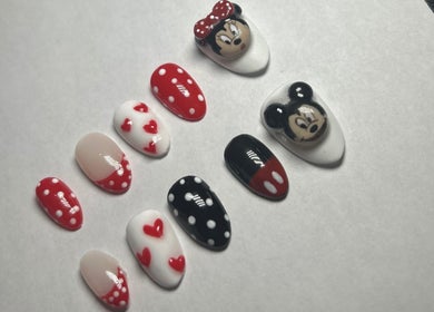 Ongles décoratifs à Nazca Beauty, Montréal, Québec, CA, présentant des motifs artistiques uniques.