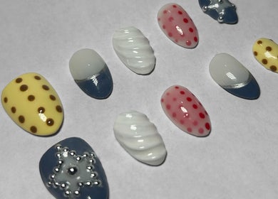 Designs d'ongles artistiques chez Nazca Beauty, Montréal, Québec, CA, présentant motifs variés et élégants.