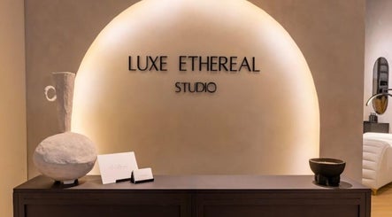 Entrée élégante du Luxe Ethereal Studio à Boisbriand, Québec, CA, avec déco contemporaine.