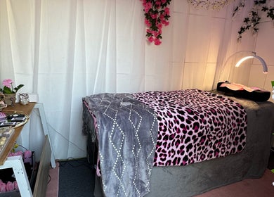 Cozy beauty room at Eyelashes Bristol with floral decor and plush blanket, Bristol, England, GB.