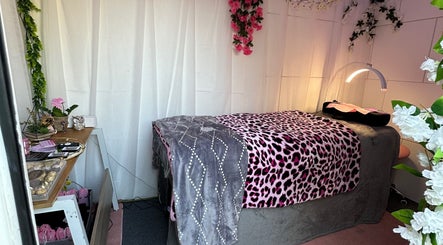 Cozy beauty room at Eyelashes Bristol with floral decor and plush blanket, Bristol, England, GB.