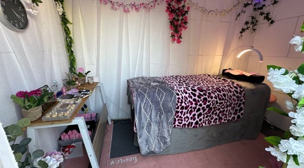 Cozy eyelash room at Eyelashes Bristol, adorned with florals and soft furnishings, Bristol, England, GB.