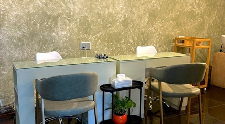 Elegante área de manicura en ESMARA NAIL SPA, Guadalajara, Jalisco, MX, con sillas modernas y decoración sofisticada.