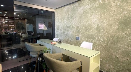 Recepción del ESMARA NAIL SPA en Guadalajara, Jalisco, MX. Diseño moderno con sillas cómodas y decoración elegante.