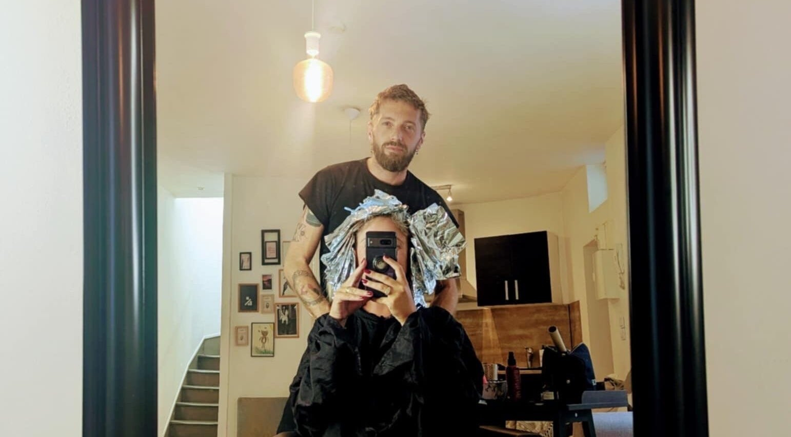 Styliste travaillant sur une coiffure chez Fabien Ba, Boulogne-sur-mer, Hauts-de-france, FR.