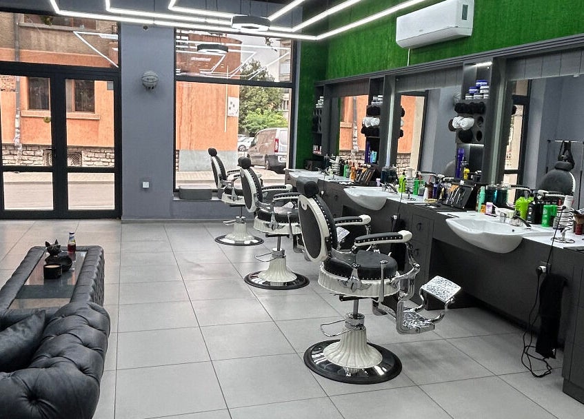 Модерен интериор на M.cut в Ямбол, Ямбол, BG с удобни фризьорски столове и елегантен декор.