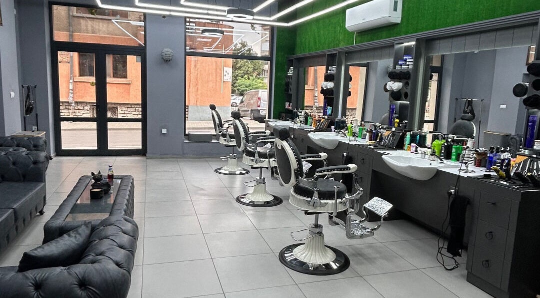 Модерен интериор на M.cut в Ямбол, Ямбол, BG с удобни фризьорски столове и елегантен декор.