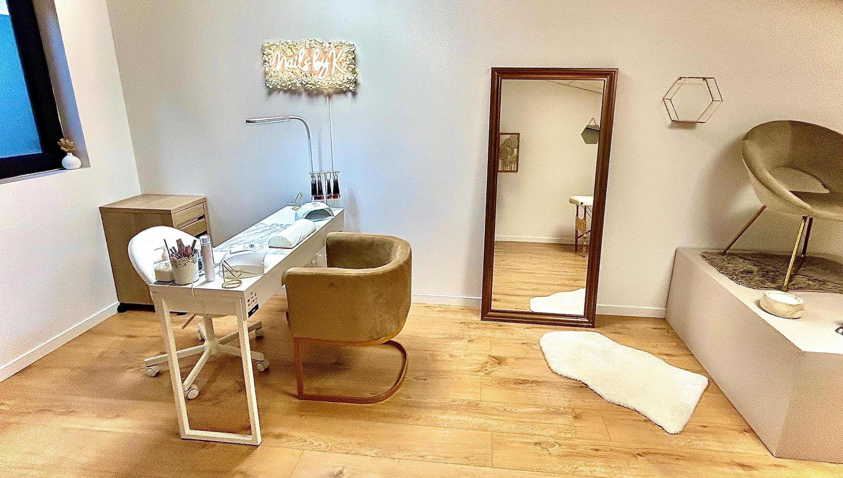 Salon de manucure élégant chez Beauty by K à Décines-charpieu, Auvergne-rhône-alpes, FR.