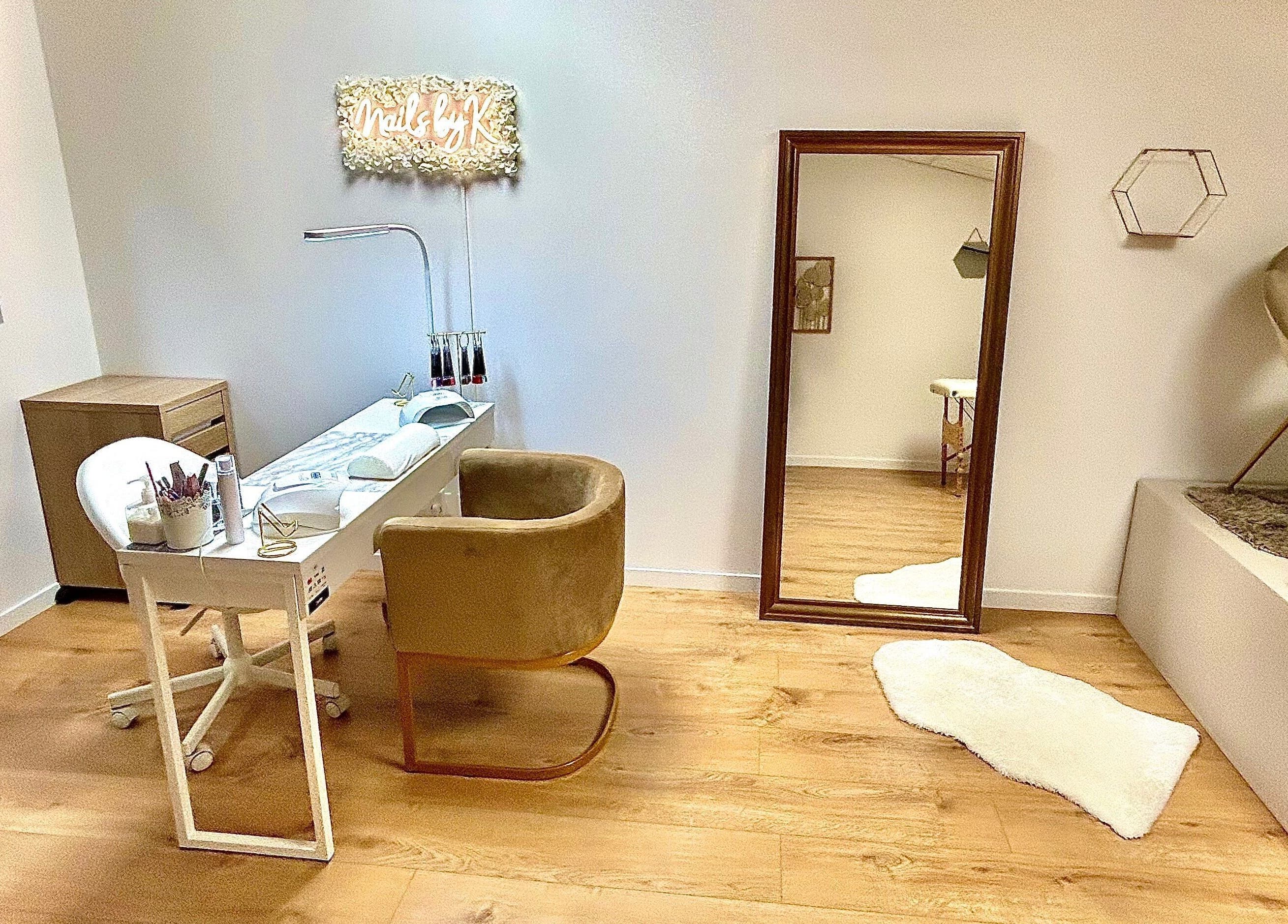 Salon de manucure élégant chez Beauty by K à Décines-charpieu, Auvergne-rhône-alpes, FR.