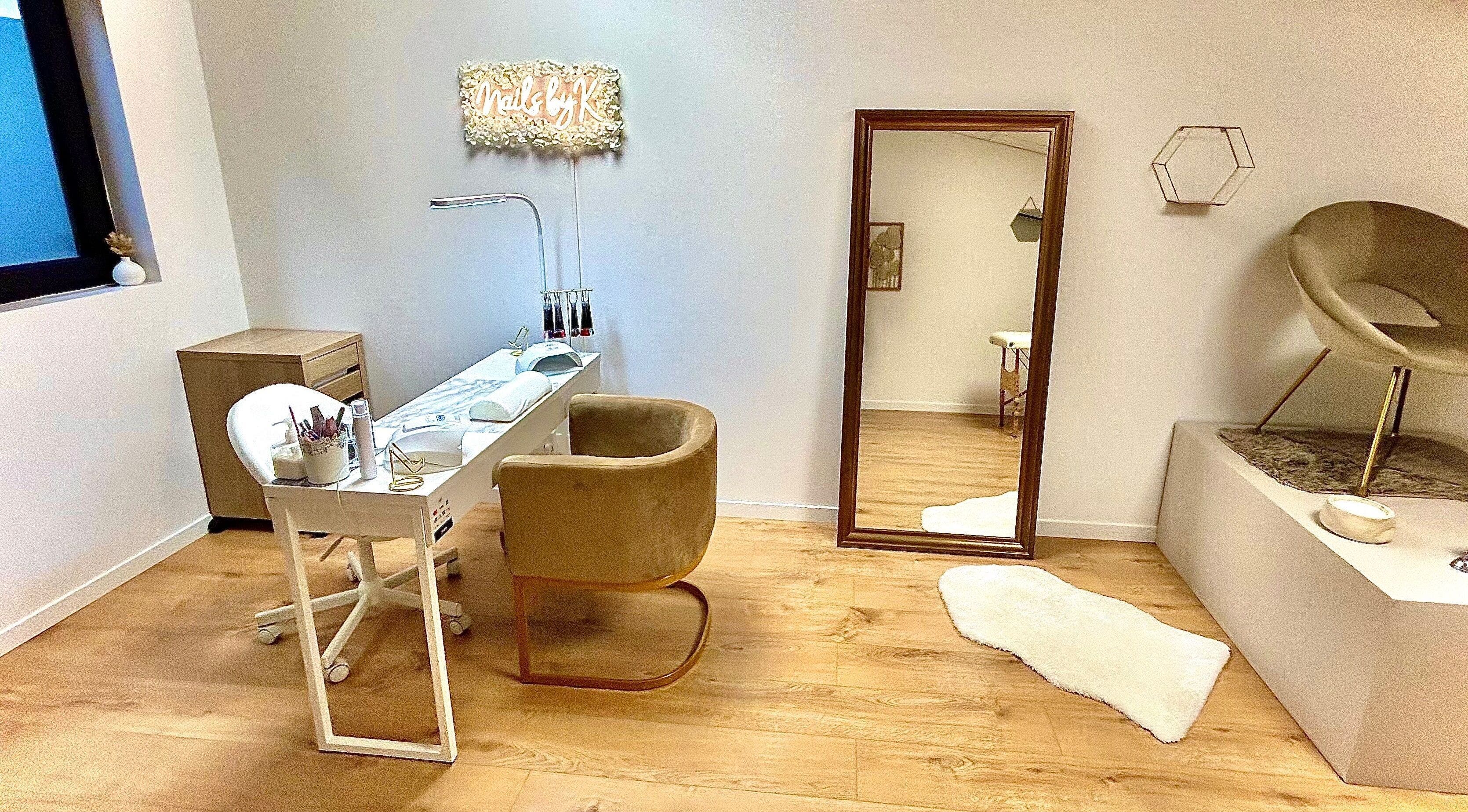 Salon de manucure élégant chez Beauty by K à Décines-charpieu, Auvergne-rhône-alpes, FR.